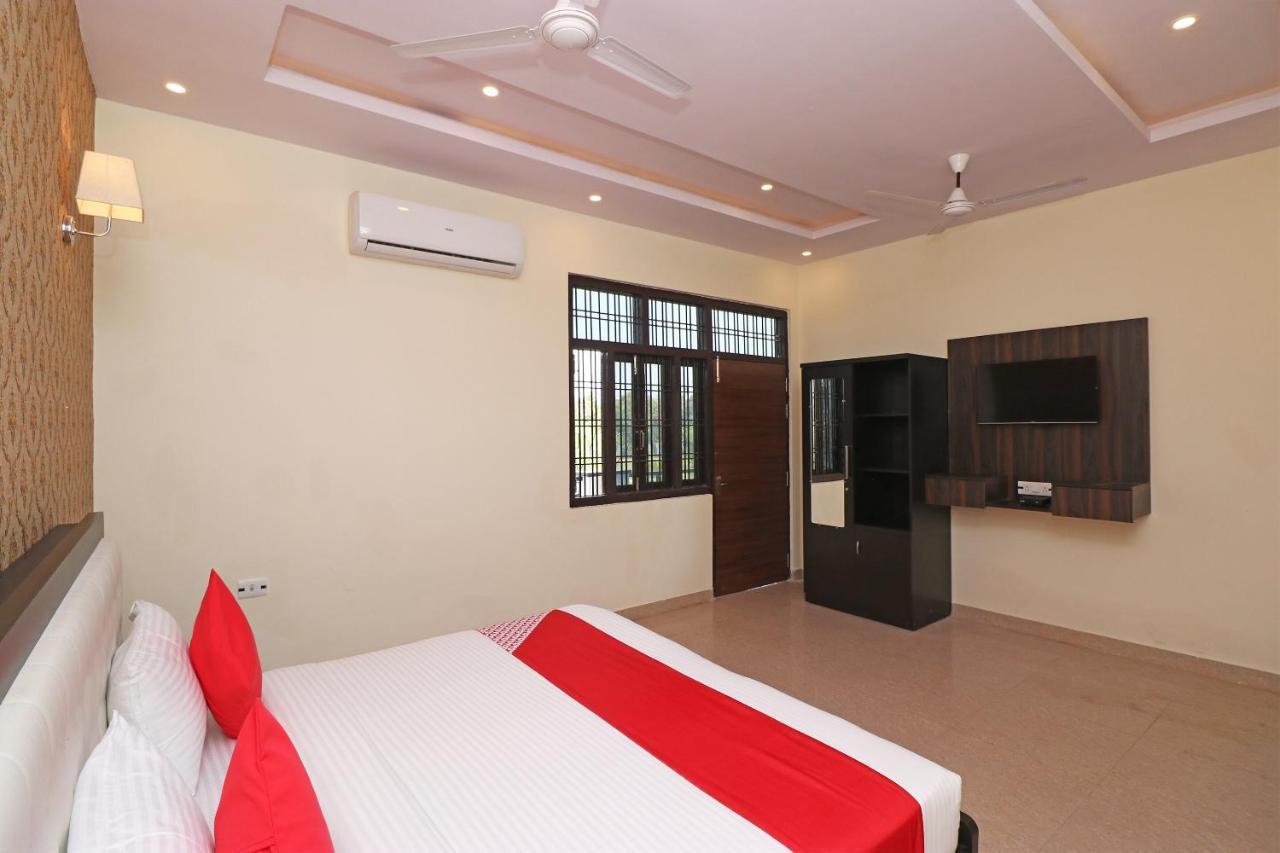 Capital O Hotel Royal Inn Near Gomti Riverfront Park Lucknow Eksteriør billede