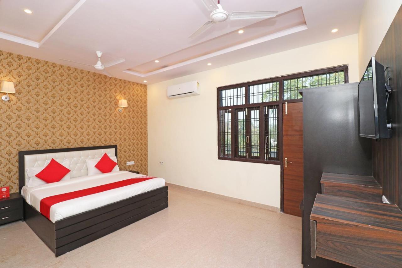 Capital O Hotel Royal Inn Near Gomti Riverfront Park Lucknow Eksteriør billede