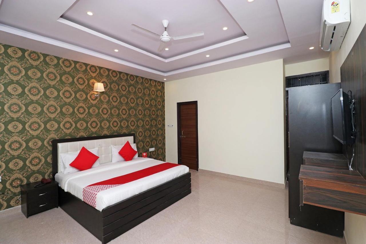 Capital O Hotel Royal Inn Near Gomti Riverfront Park Lucknow Eksteriør billede