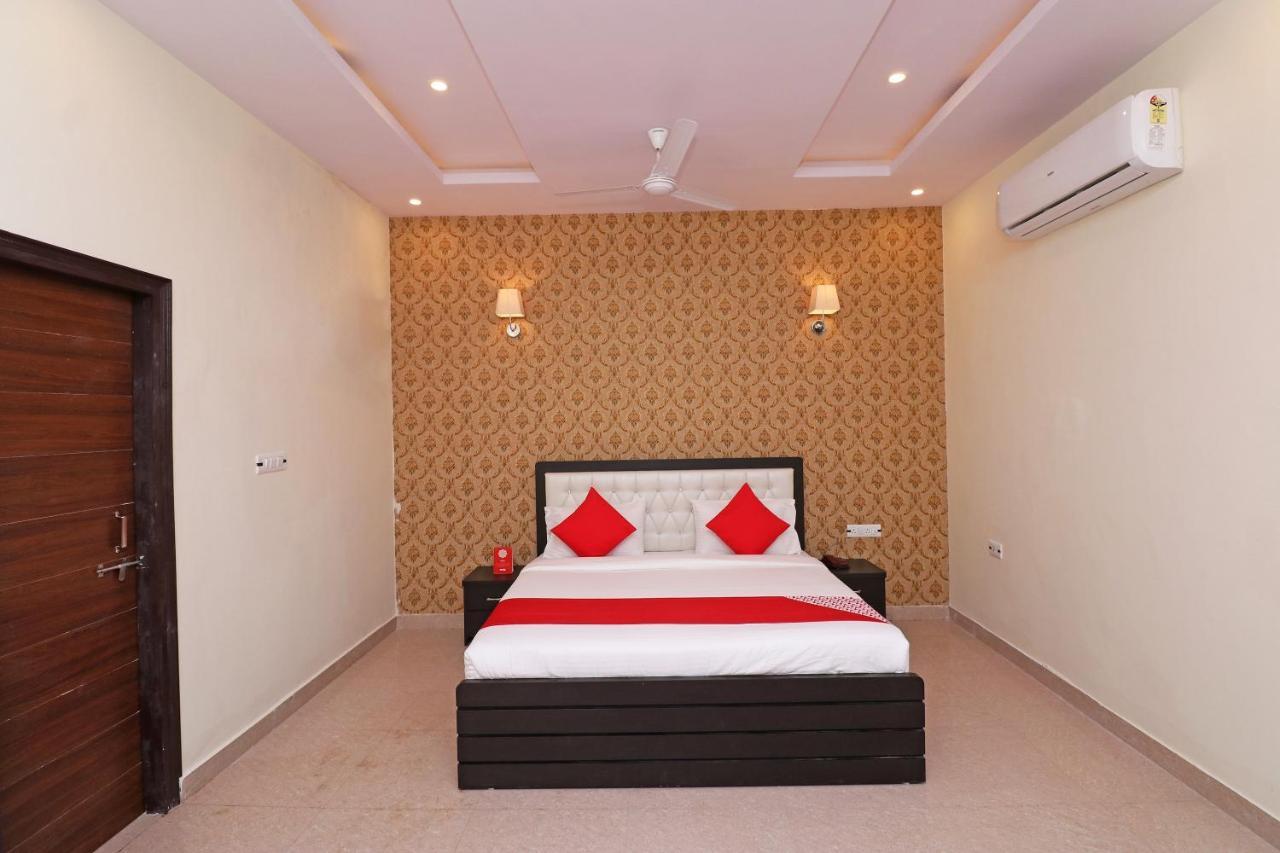 Capital O Hotel Royal Inn Near Gomti Riverfront Park Lucknow Eksteriør billede