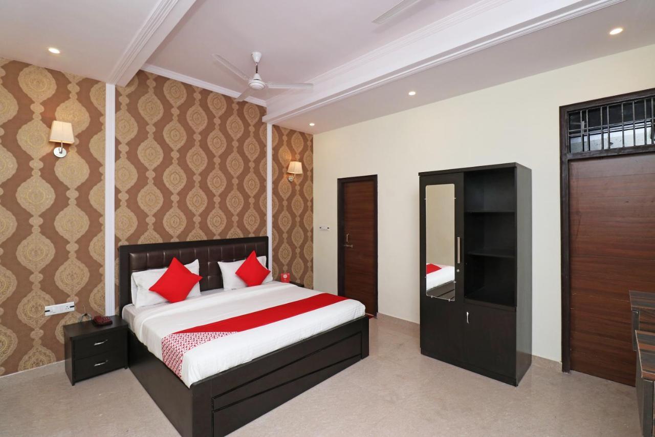 Capital O Hotel Royal Inn Near Gomti Riverfront Park Lucknow Eksteriør billede